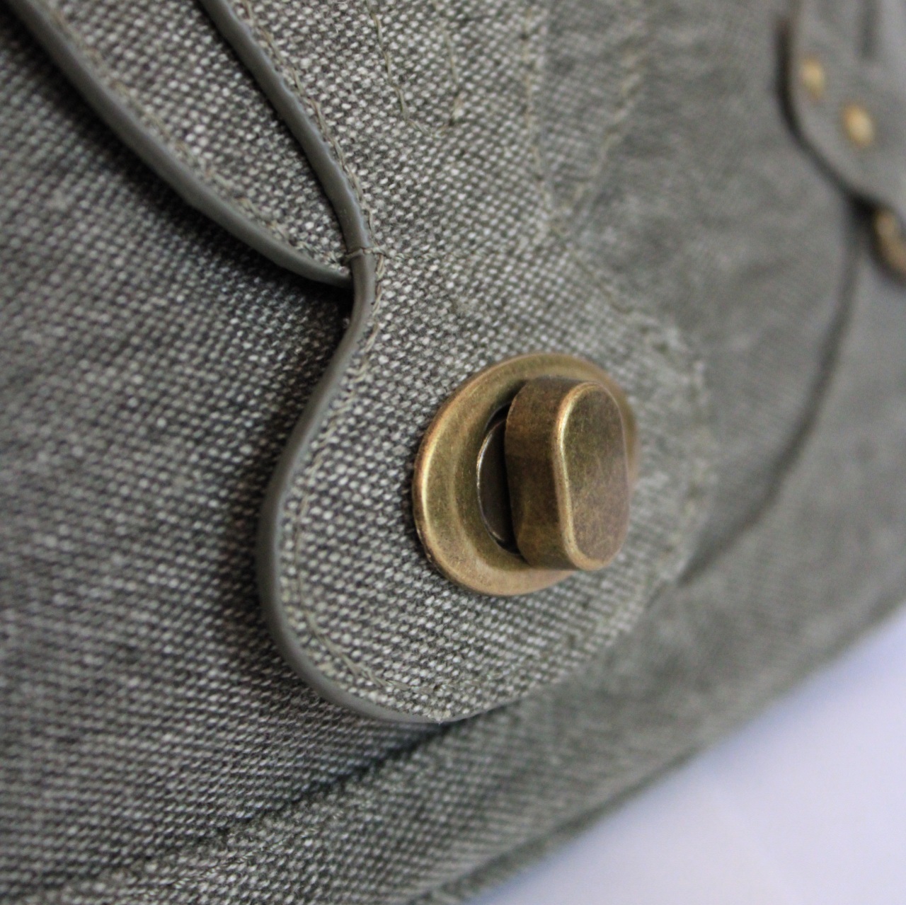 Купить сумку-багет цвета хаки из ткани.