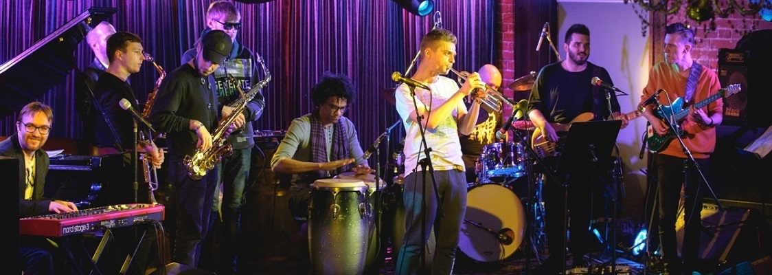 Джаз клуб Алексея Козлова, концерт ГлавМосДжем, музыканты на сцене.