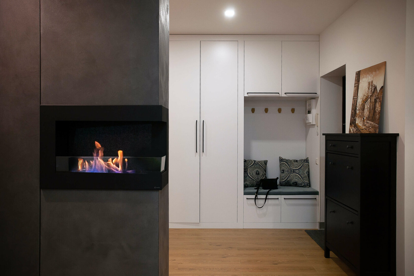 Железнодорожный - Дизайн интерьера кухня встроенный электрический камин, прихожая - шкаф, комод