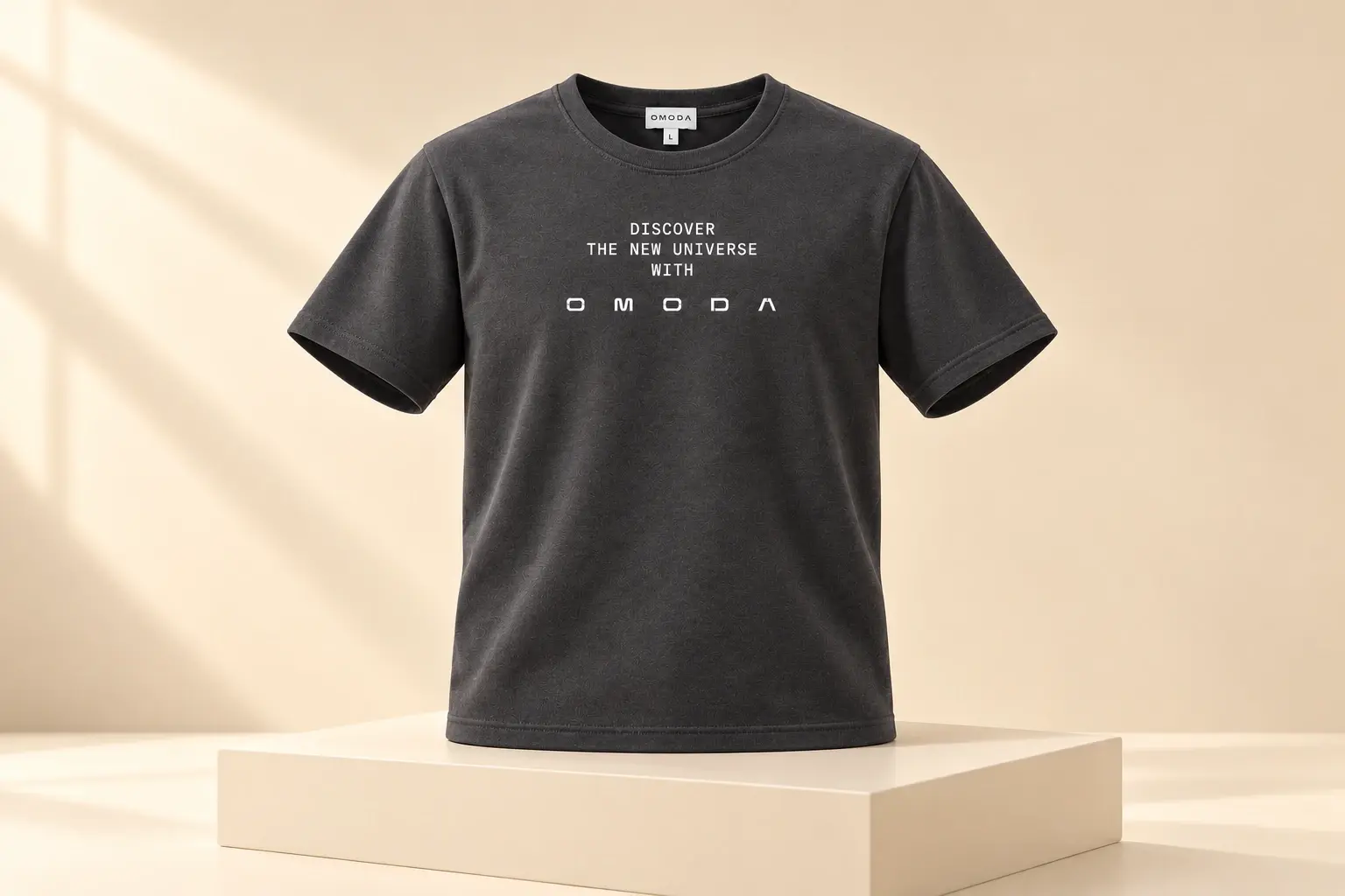 Футболка OMODA с надписью Discover — пошив корпоративного мерча СТЕЖ