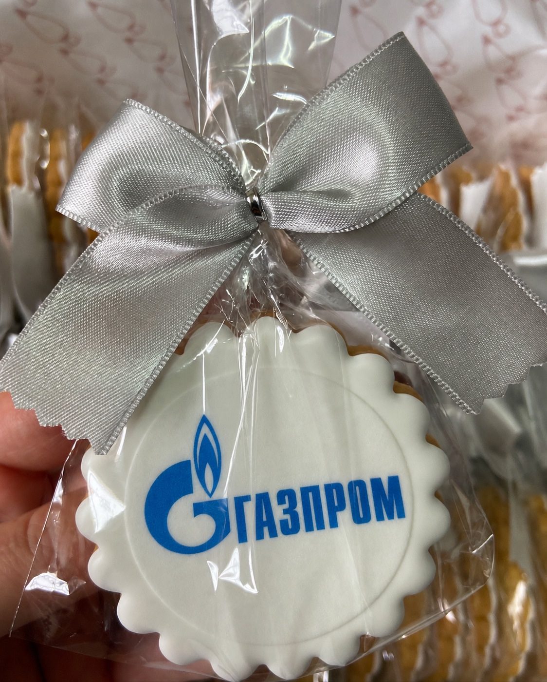 Фигурный пряник с логотипом Газпрома в прозрачной упаковке с серебряным бантом
