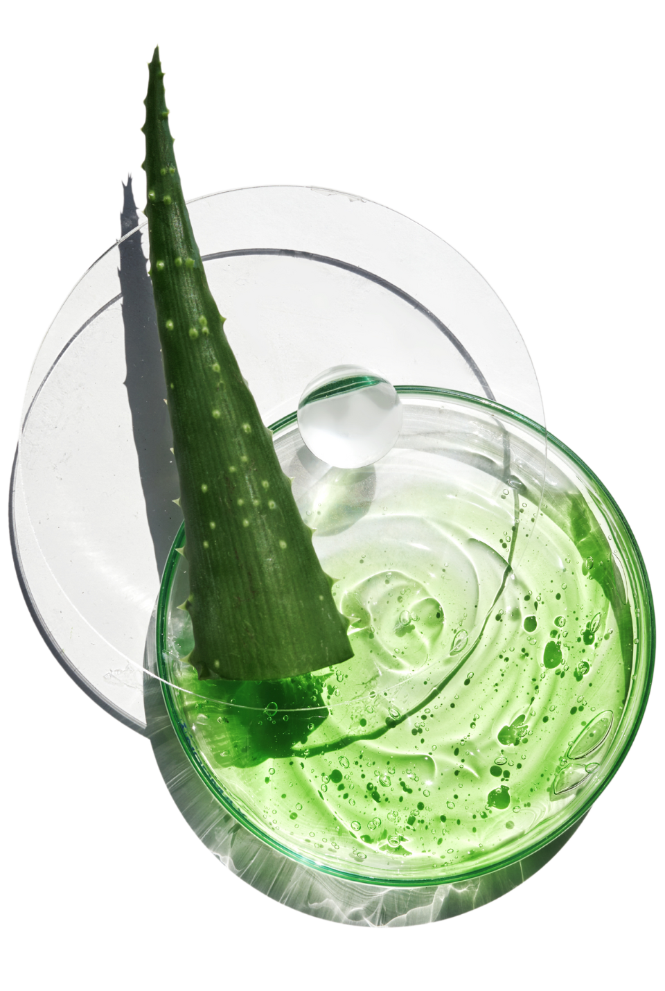 Свежий гель с экстрактом алоэ вера в стеклянной баночке, символизирующий натуральные ингредиенты в продуктах Leaf Code