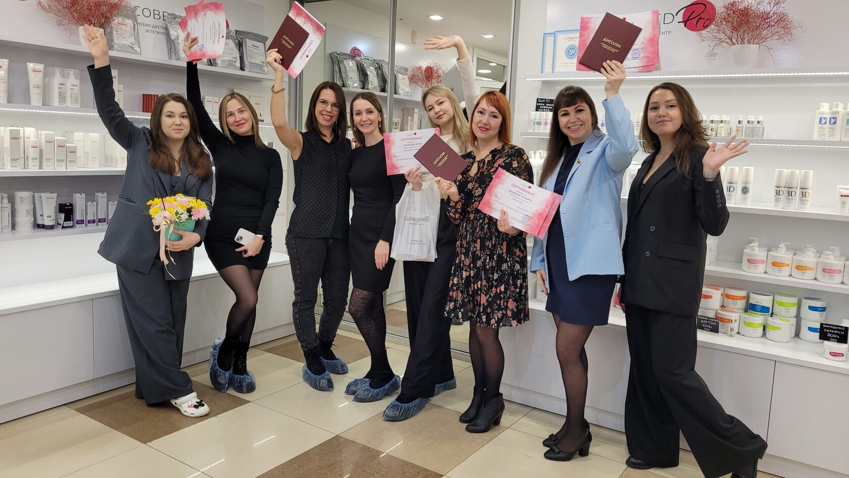 Выпускницы Академии с документами об окончании обучения