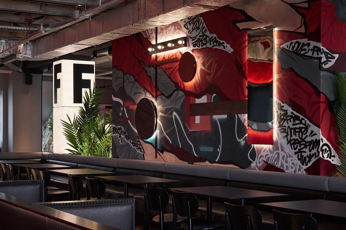 съемка интерьера с зеркалами с красными стенами