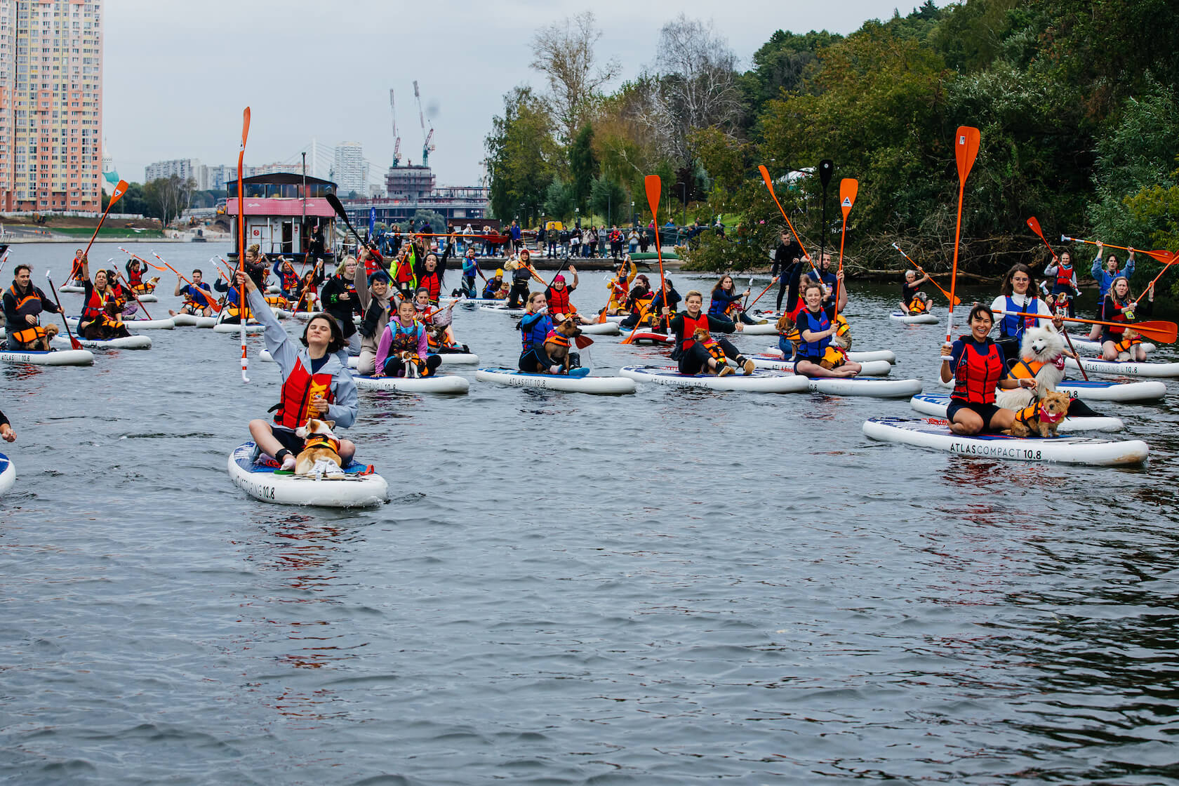 Сап клаб. Тимбилдинг на sup. Sup центр в Москве. Sup Москва река парк Горького. Sup Surf командообразование в Ленобласти.