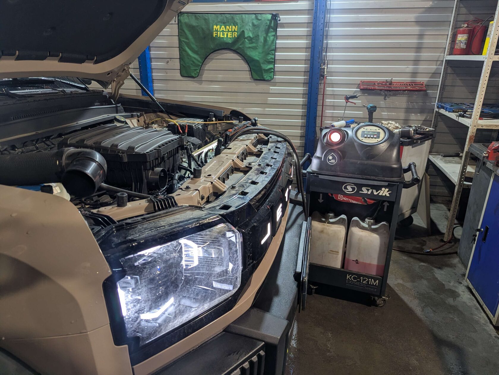 Подключаем станцию по аппаратной замене антифриза к верхнему патрубку охлаждения