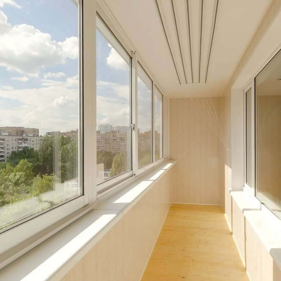 вид с балкона на оживленный проспект фото