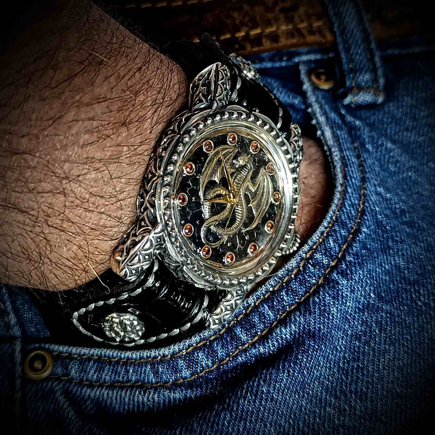 Готические часы, стильные часы, готика.