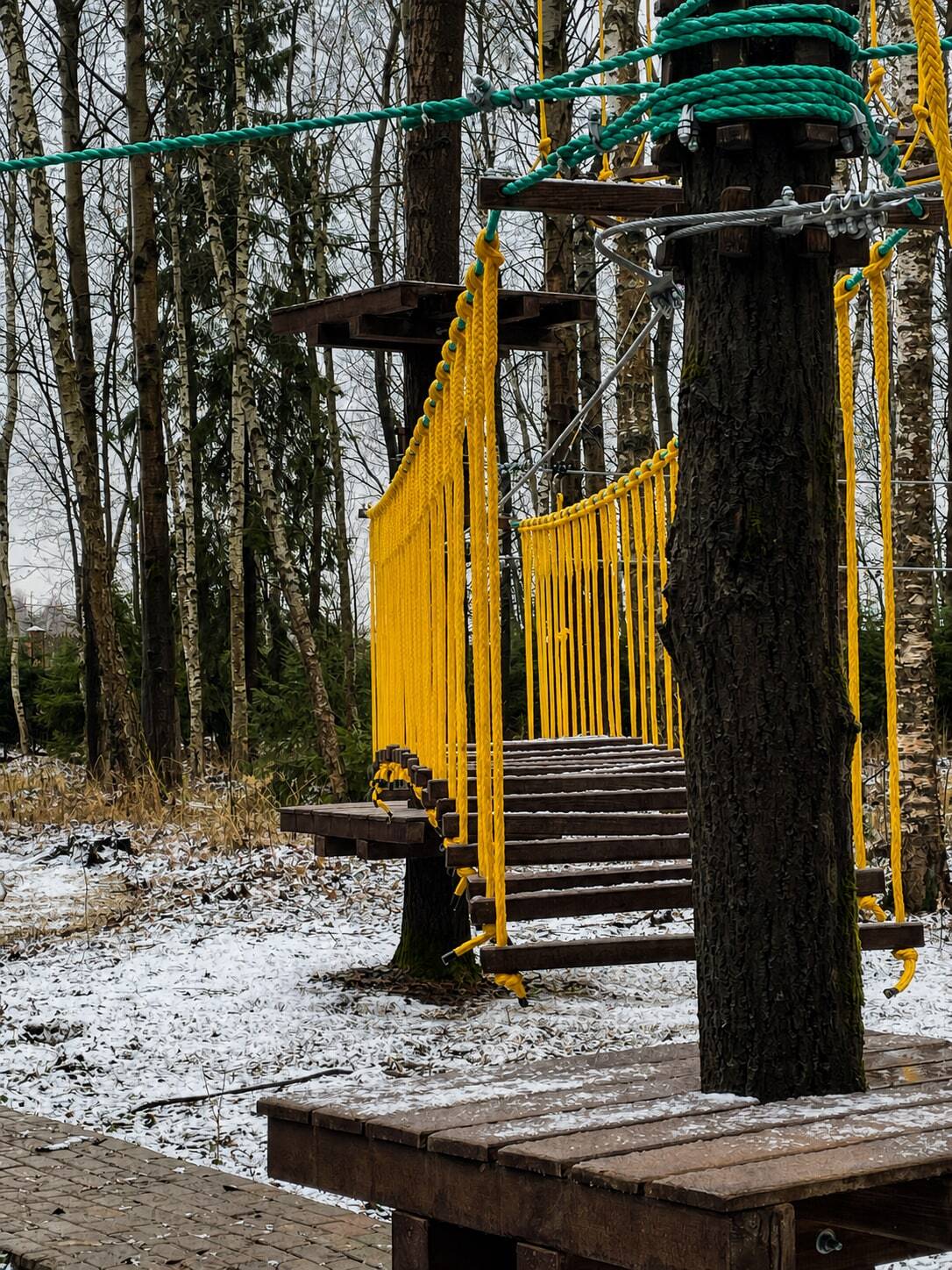 Верёвочный парк на деревьях с выходом от игрового домика — фотография 2