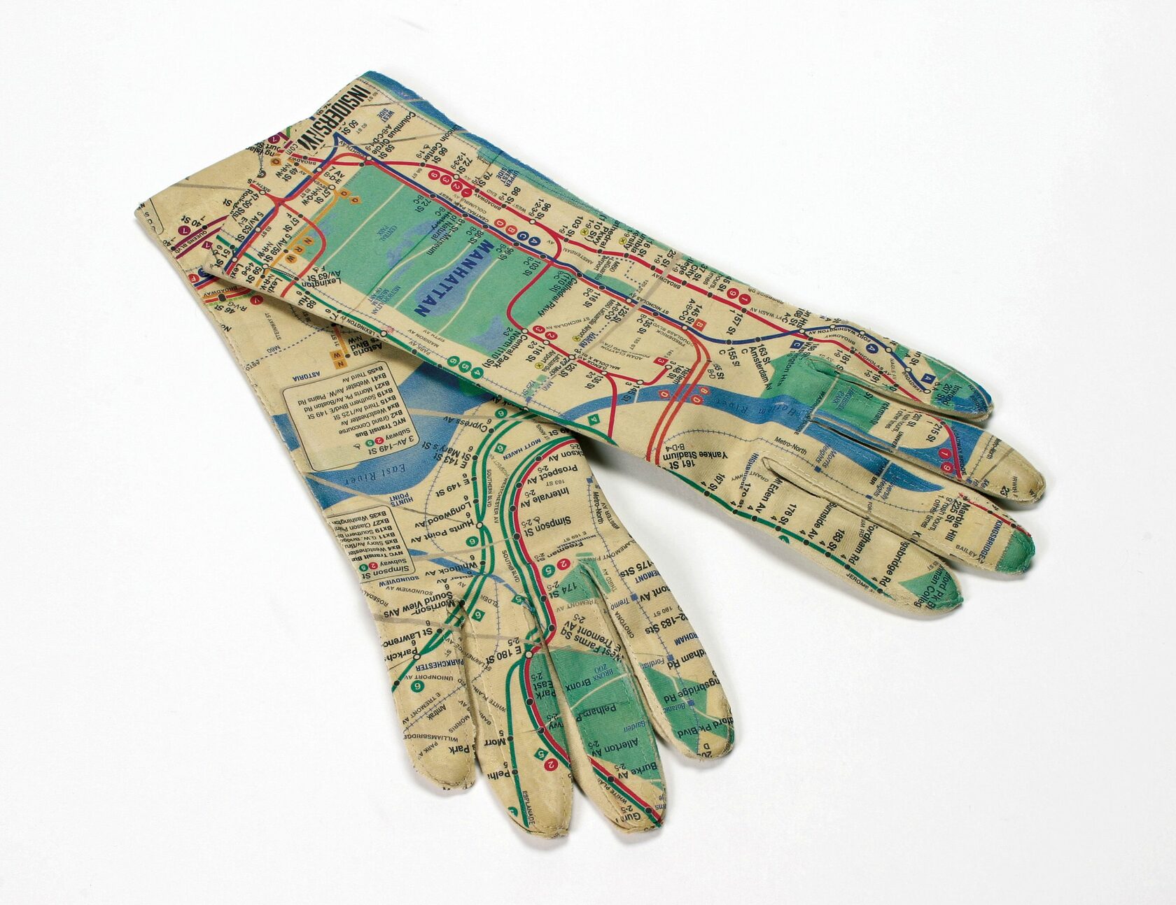 перчатки с изображением схемы метро