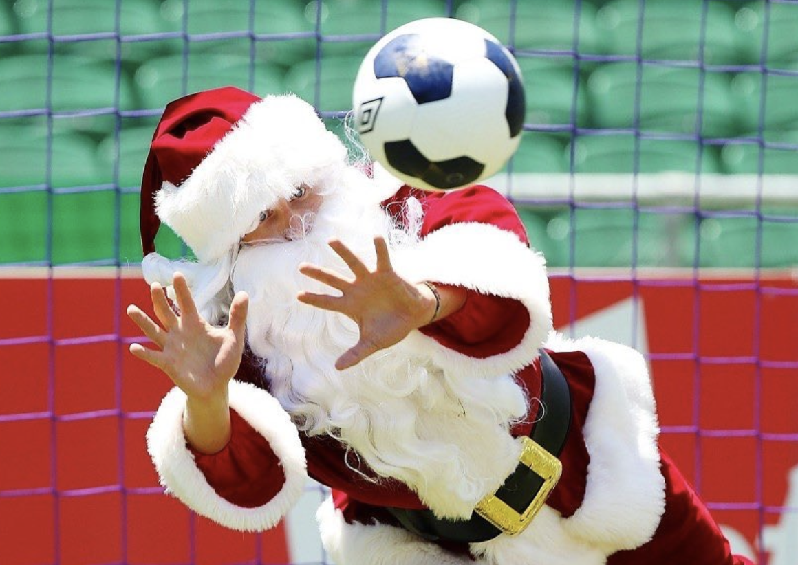 Тренировка нового года. Дед Мороз с футбольным мячом. Дед Мороз футболист. Новый год футбол. С новым футбольным годом.