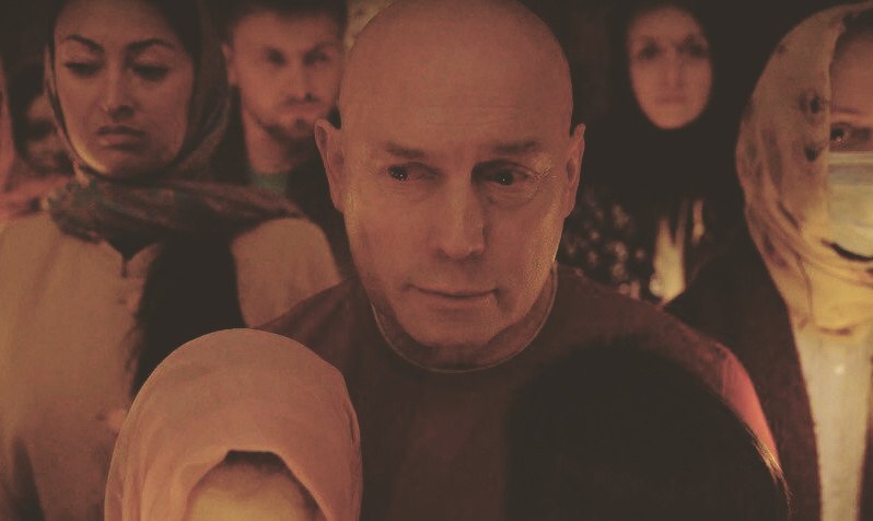 Кадр из фильма «Дима»: Виктор Сухоруков в окружении людей