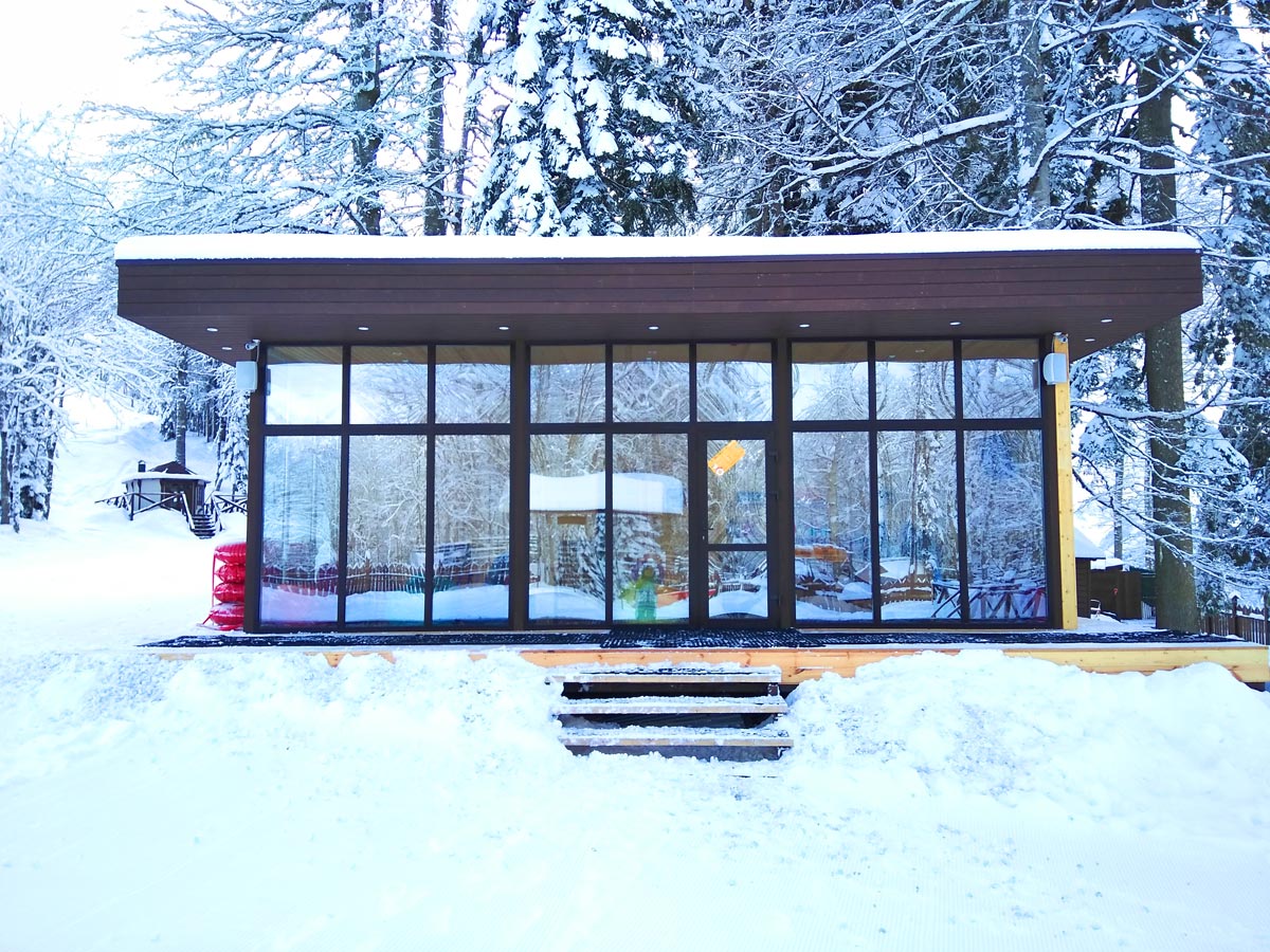 зимний сад из алюминиевого профиля. ларек ночью. зим павильоны. зимой бассейн в теплице зимой. зим павильоны.