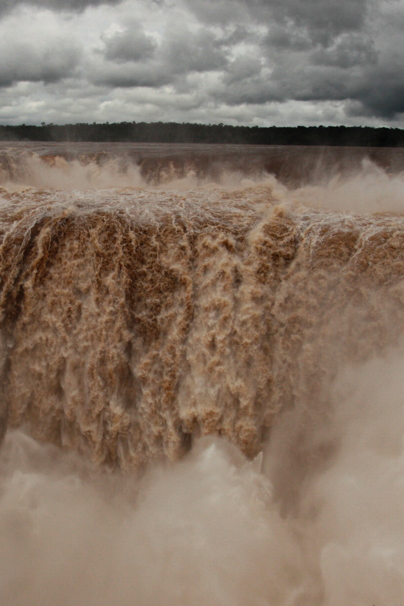 Iguazú Falls — water in perpetual collapse
