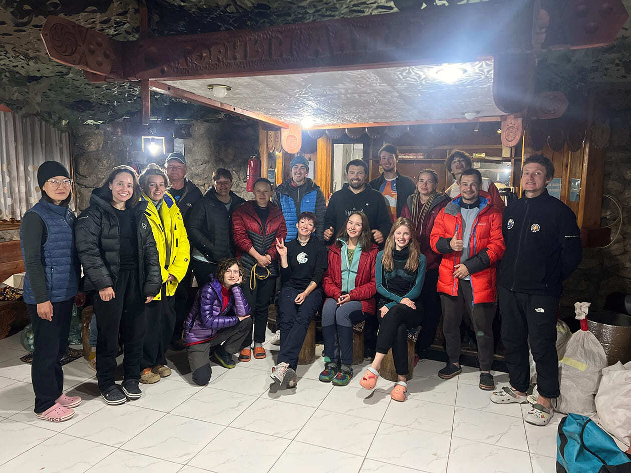 в альпшколе Горного портала можно официально закрывать значок и 3 разряд, участвовать в соревнованиях и записывать восхождения в спортивный стаж