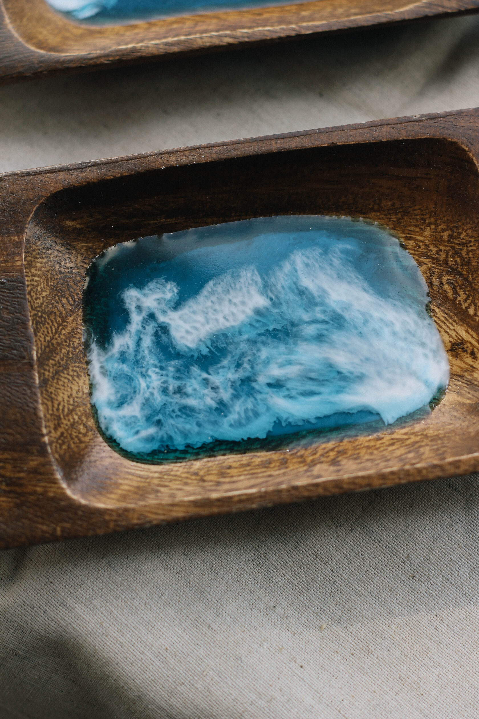 Деревянная миска из эпоксидной смолы с эффектом моря