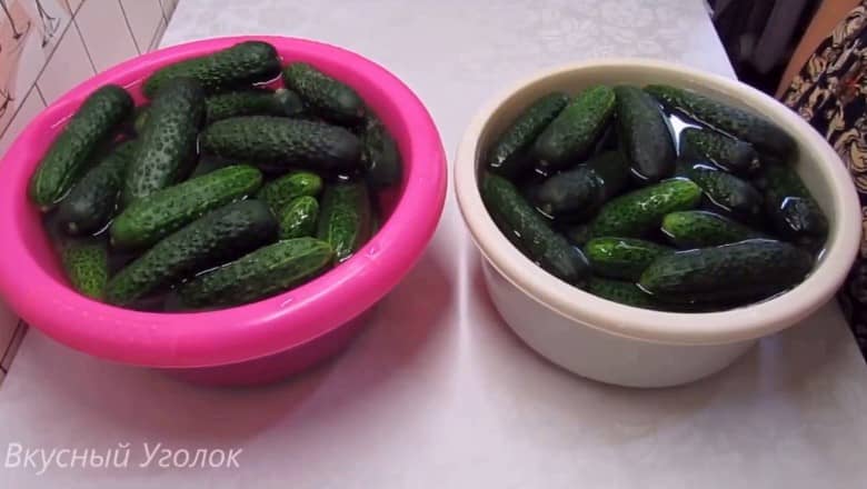 Приготовление маринованных огурцов на зиму с уксусом: шаг 1