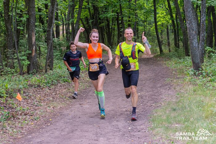 Бегуны Samba Trail на лесной тропе