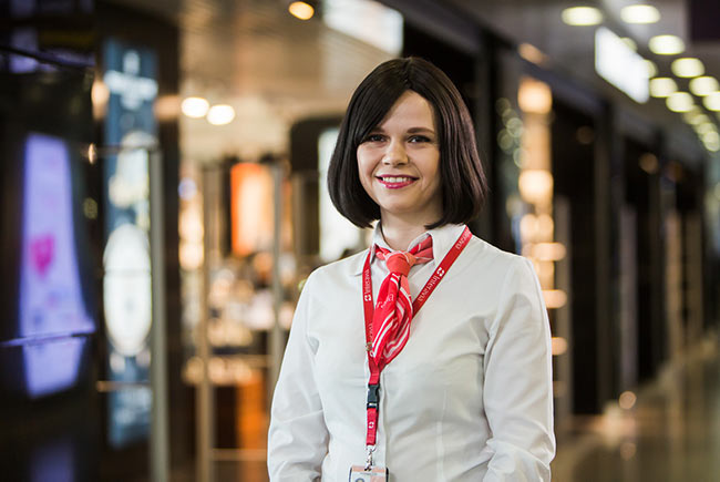 працівник служби безпеки контроює ситуацію на пероні