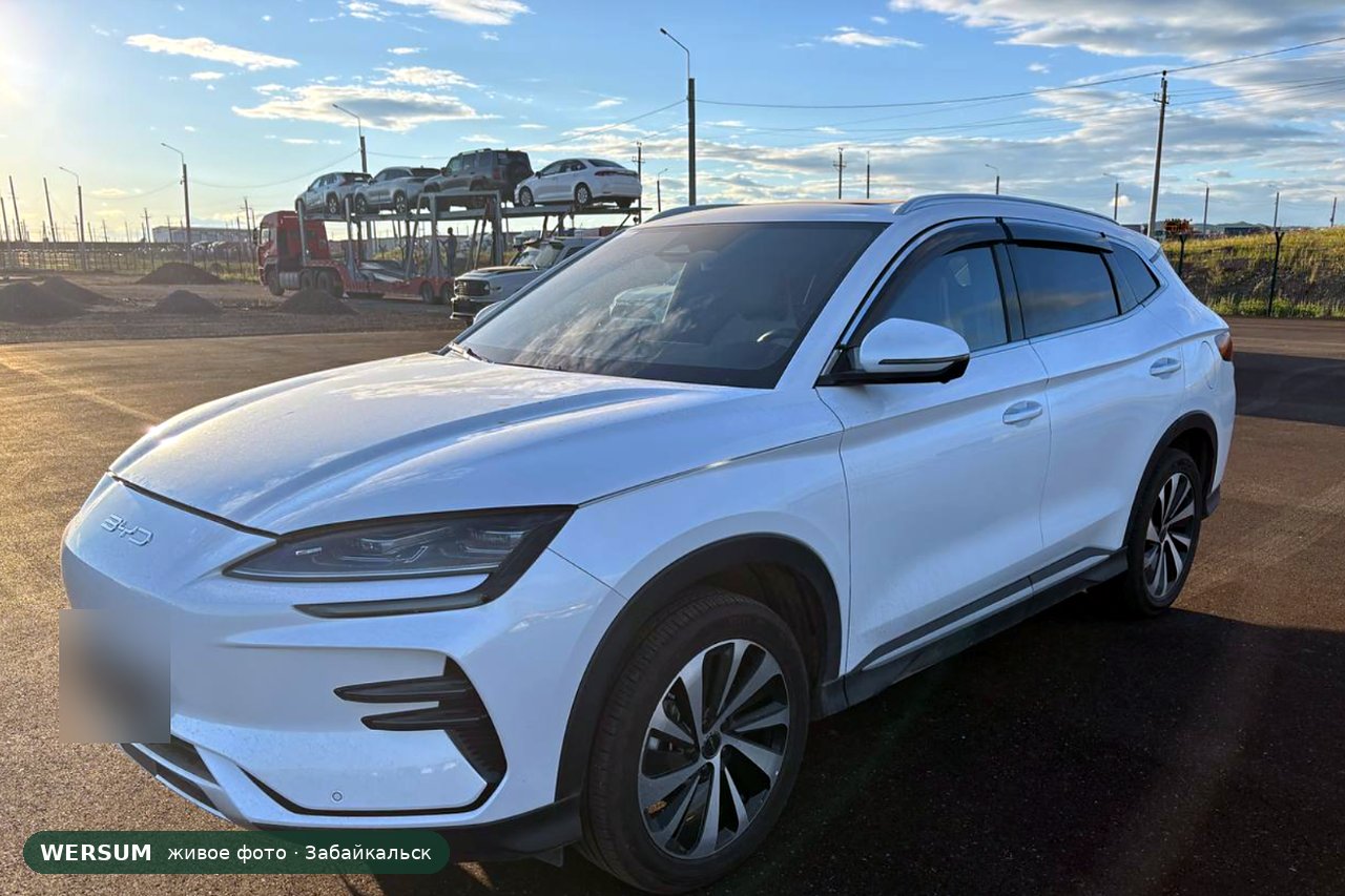 BYD Song Plus, Song Plus EV 2023 года: закрытая передняя панель, надпись BYD