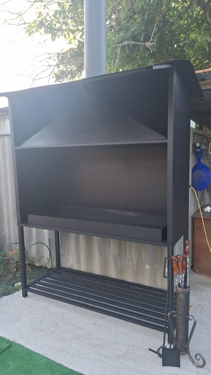 Мангал с крышей и дровницей