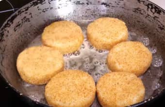 Приготовление манных биточков на сковороде: шаг 10