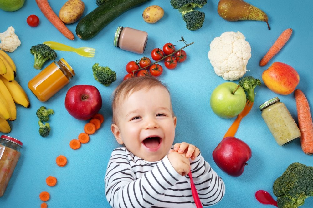 Cчастливые дети, окруженные здоровыми продуктами