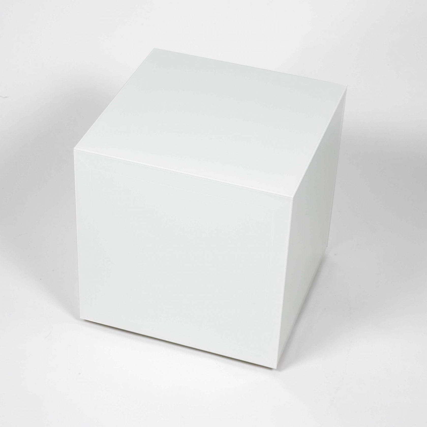 Белый куб для