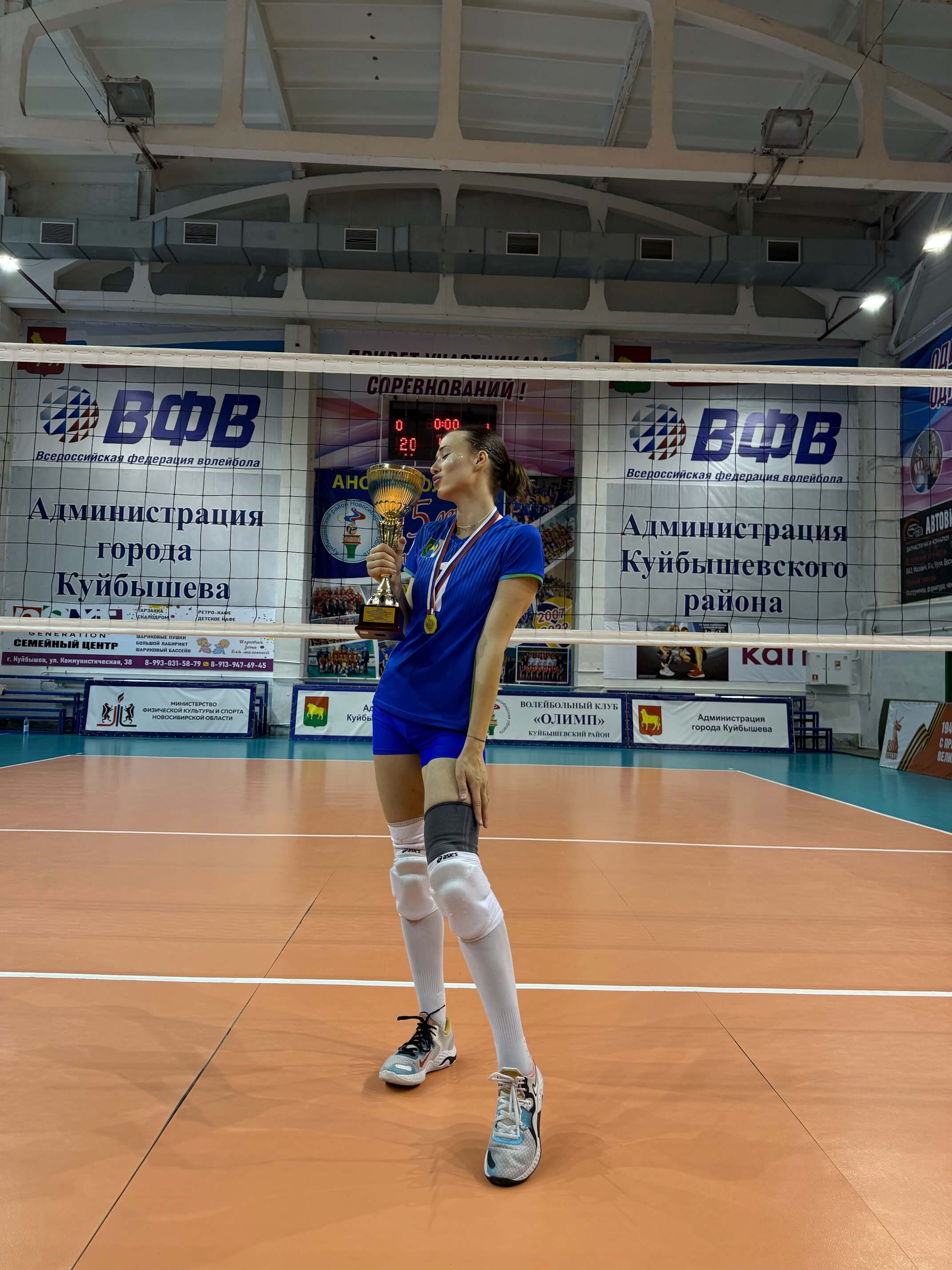 волейболистка с кубком, сельские игры Новосибирск 2025