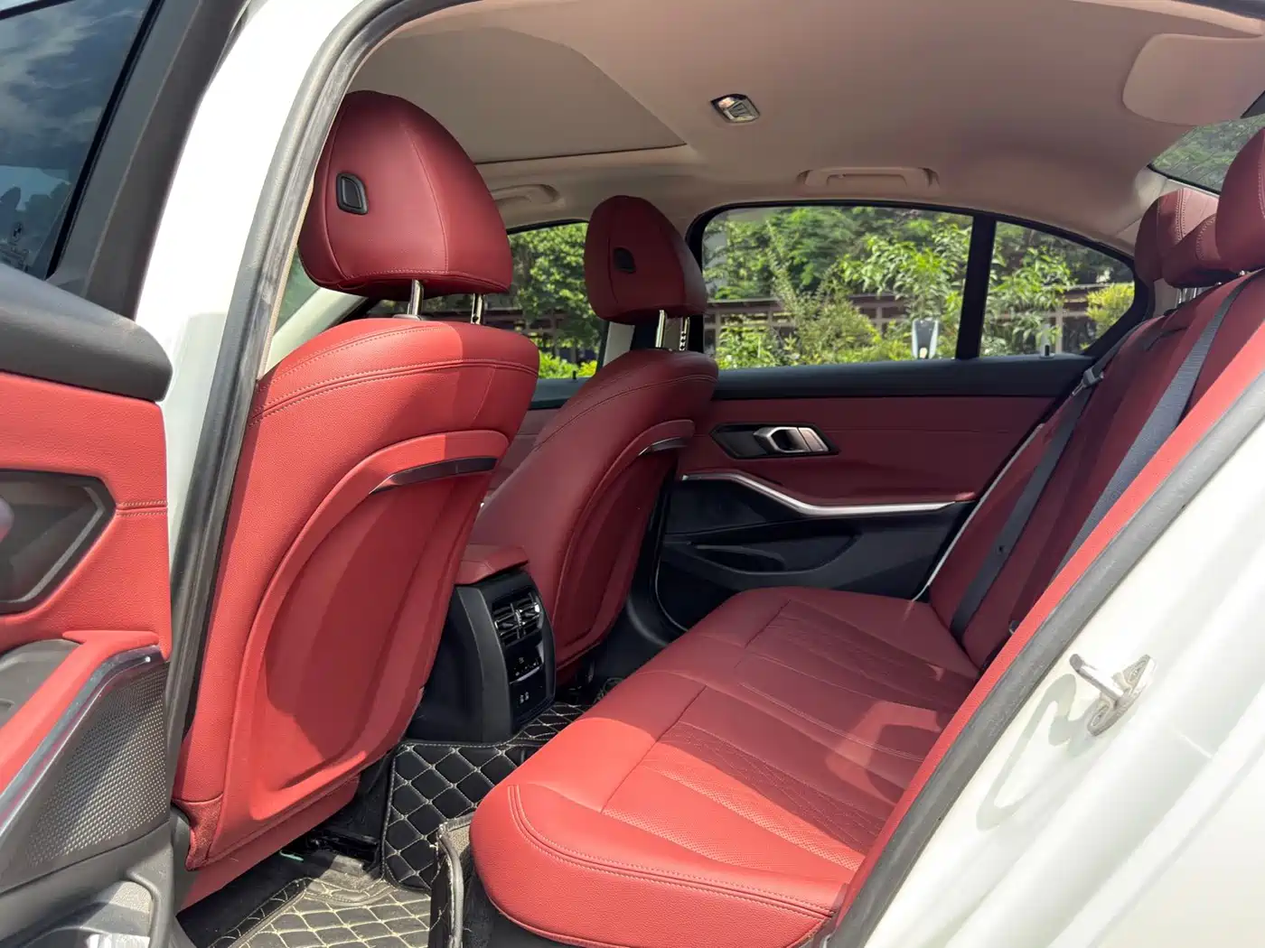 BMW 325Li G28 2024 M Sport Package — красные задние сиденья, спинки передних кресел и обивка двери