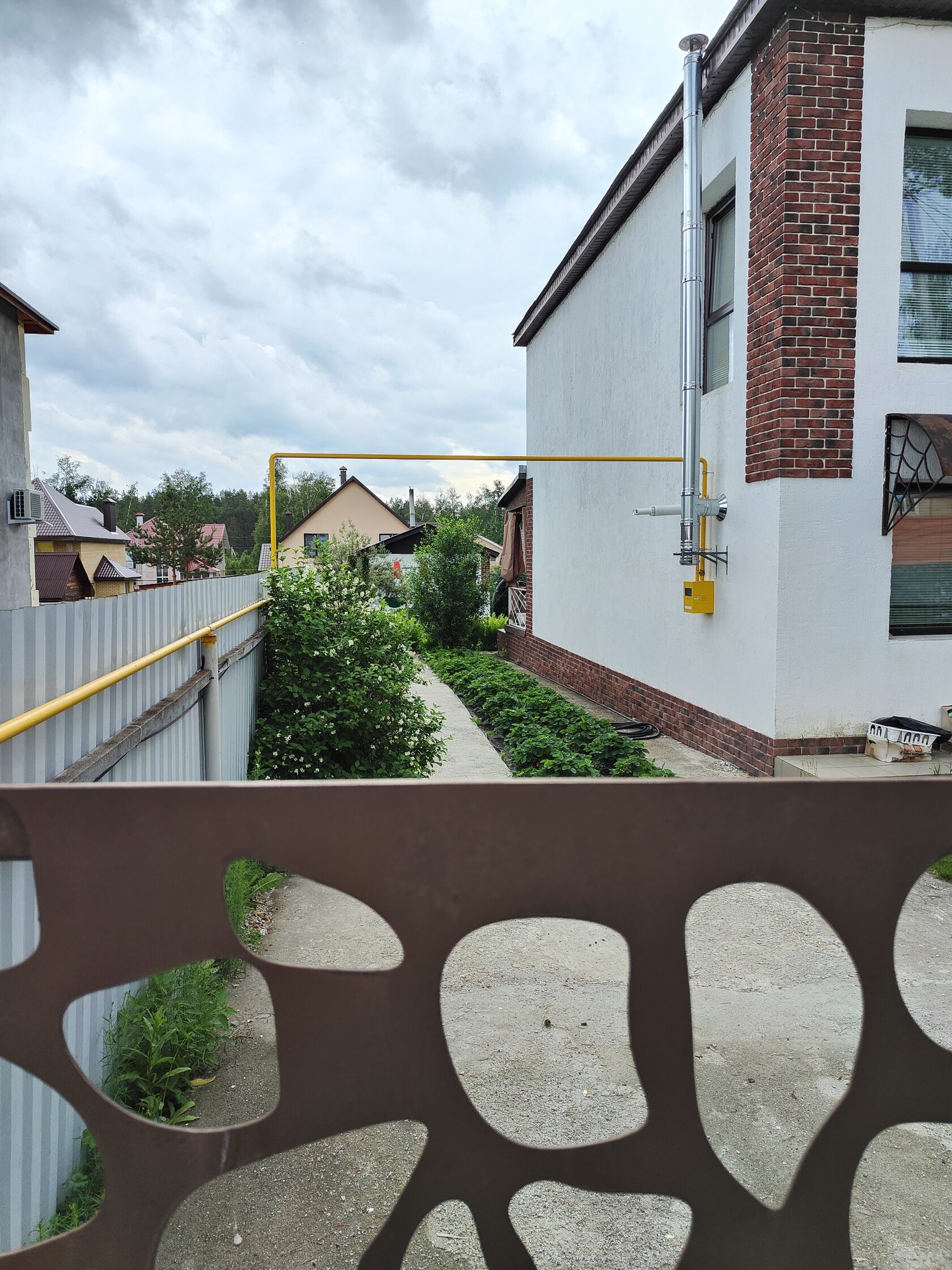 Газопровод вдоль забора