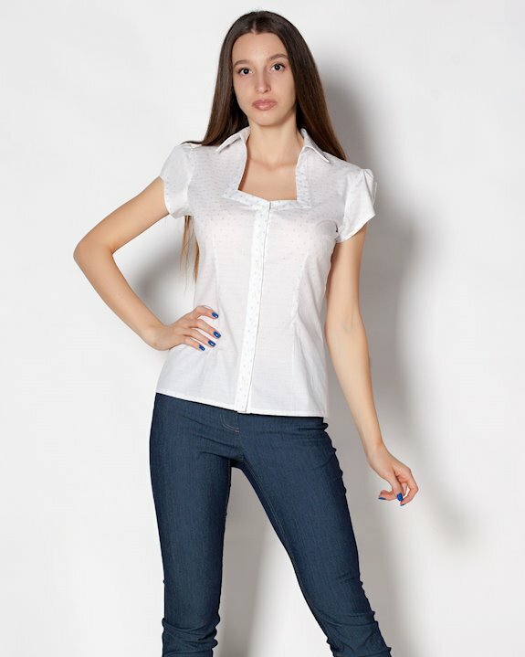 Бяла риза с къс ръкав за лятото от естествена памучна материя, подходяща за многобройни комбинации с поли и панталони.