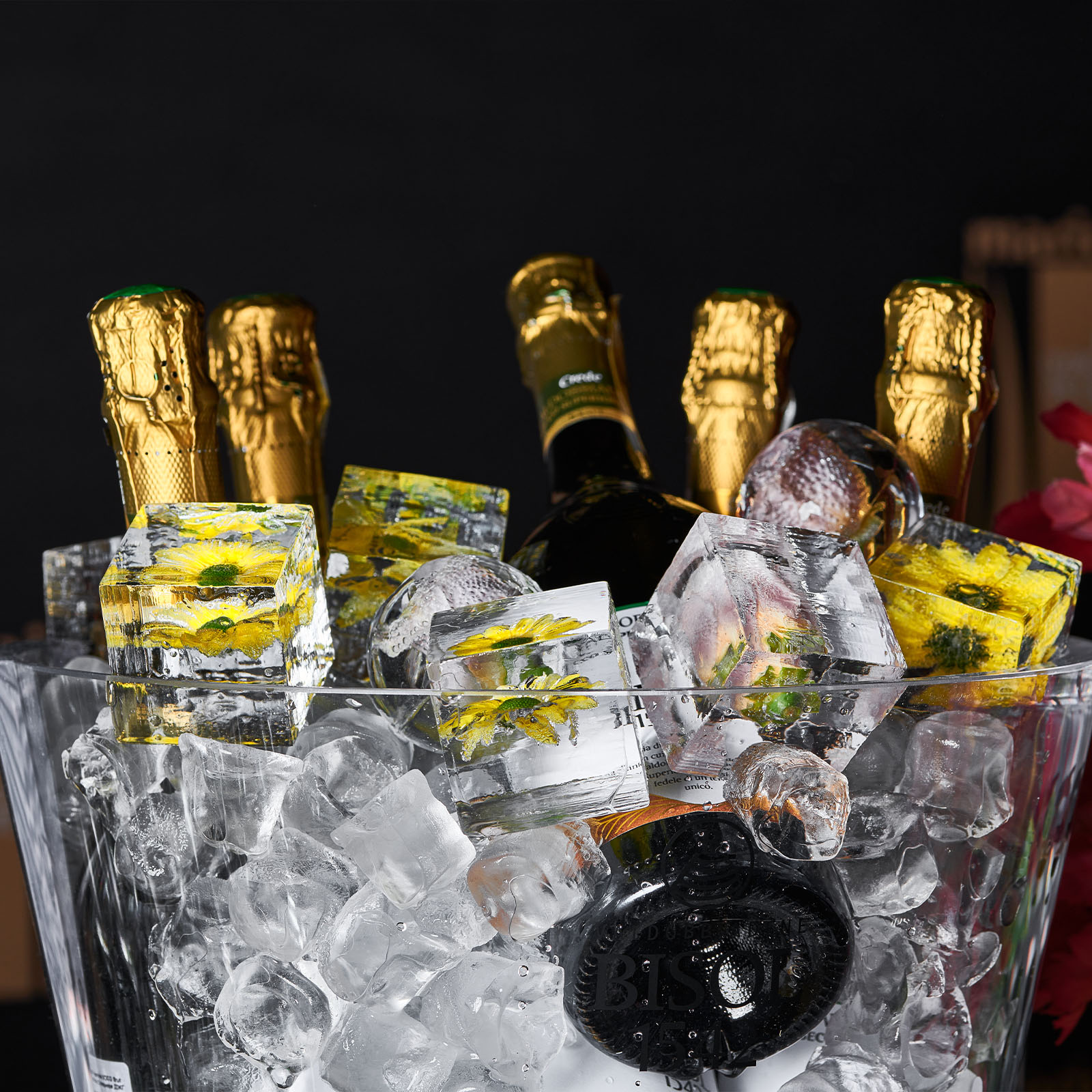 Прозрачное ведро с кубиками льда