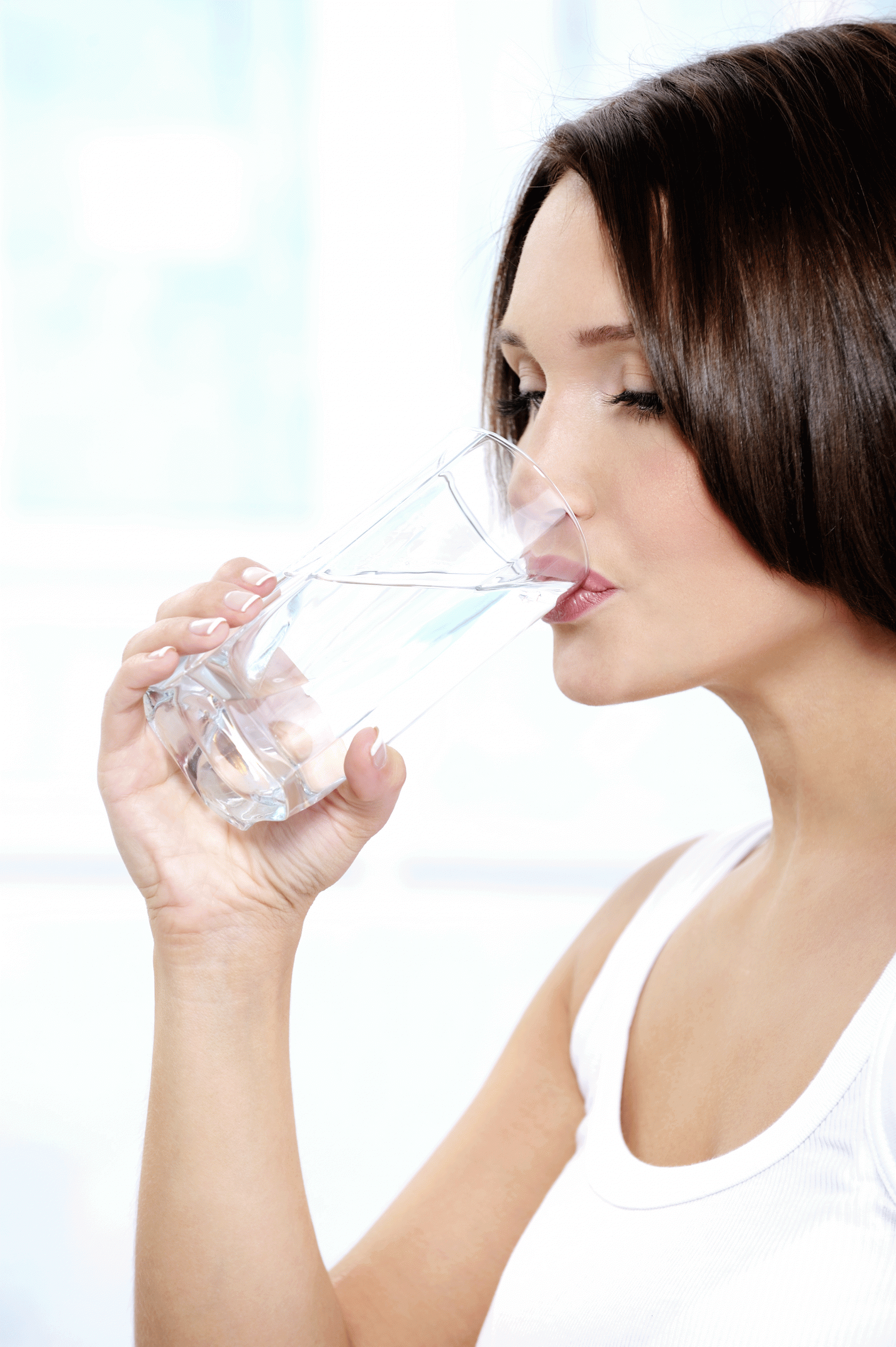 К чему снится пить во сне воду. Пить воду. Женщина пьет воду. Стакан воды. Женщина пьет воду из стакана.