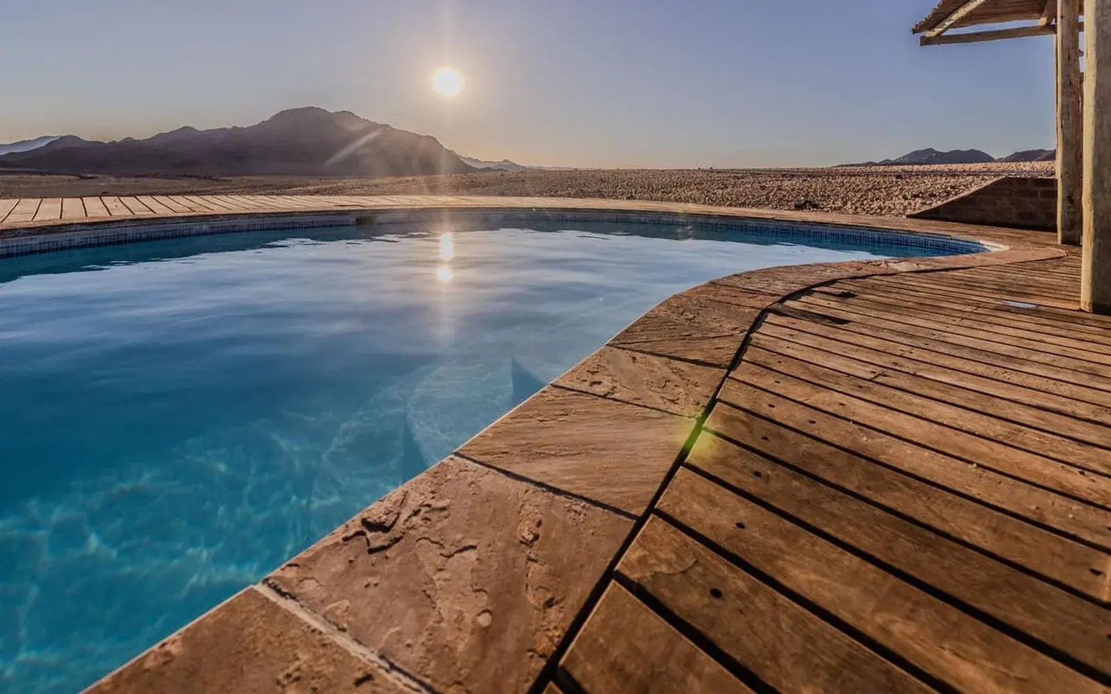 Бассейн с деревянным настилом и видом на долину Намиба, Desert Hills Glamping Camp