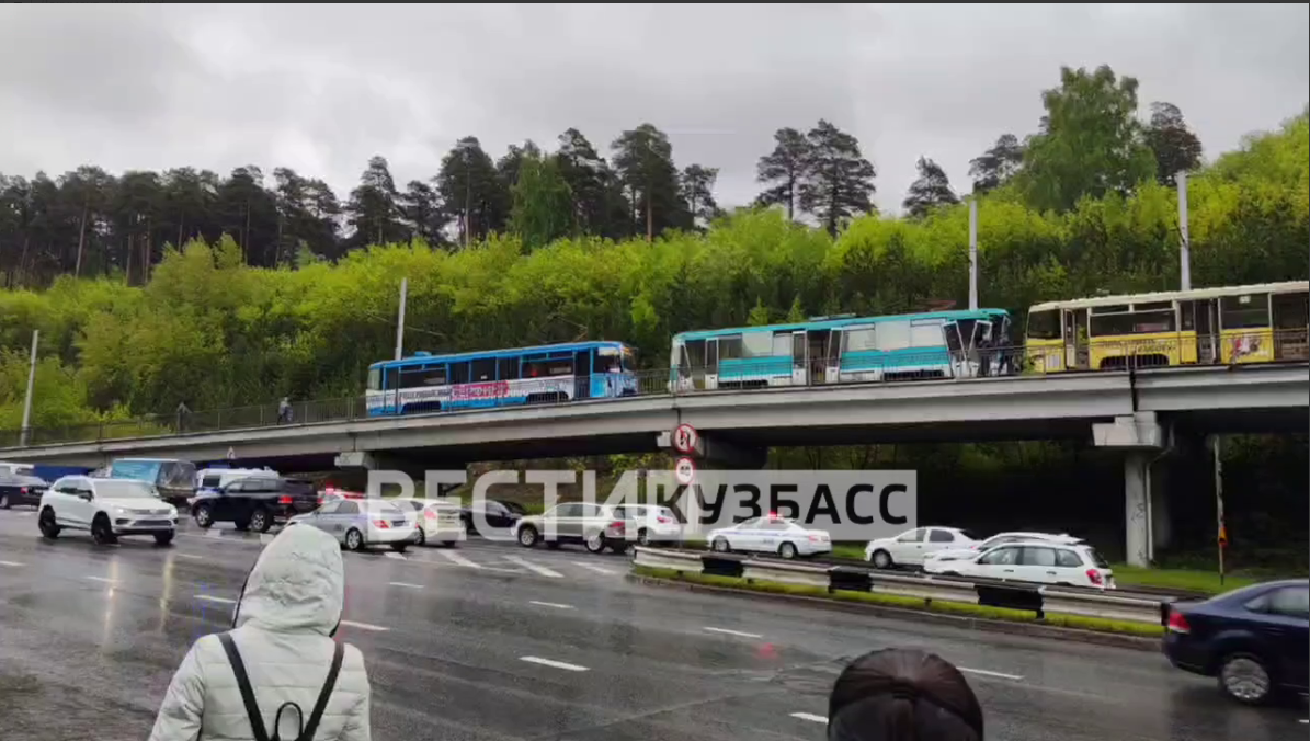 Дверь отлетает, выпадает человек под колёса авто