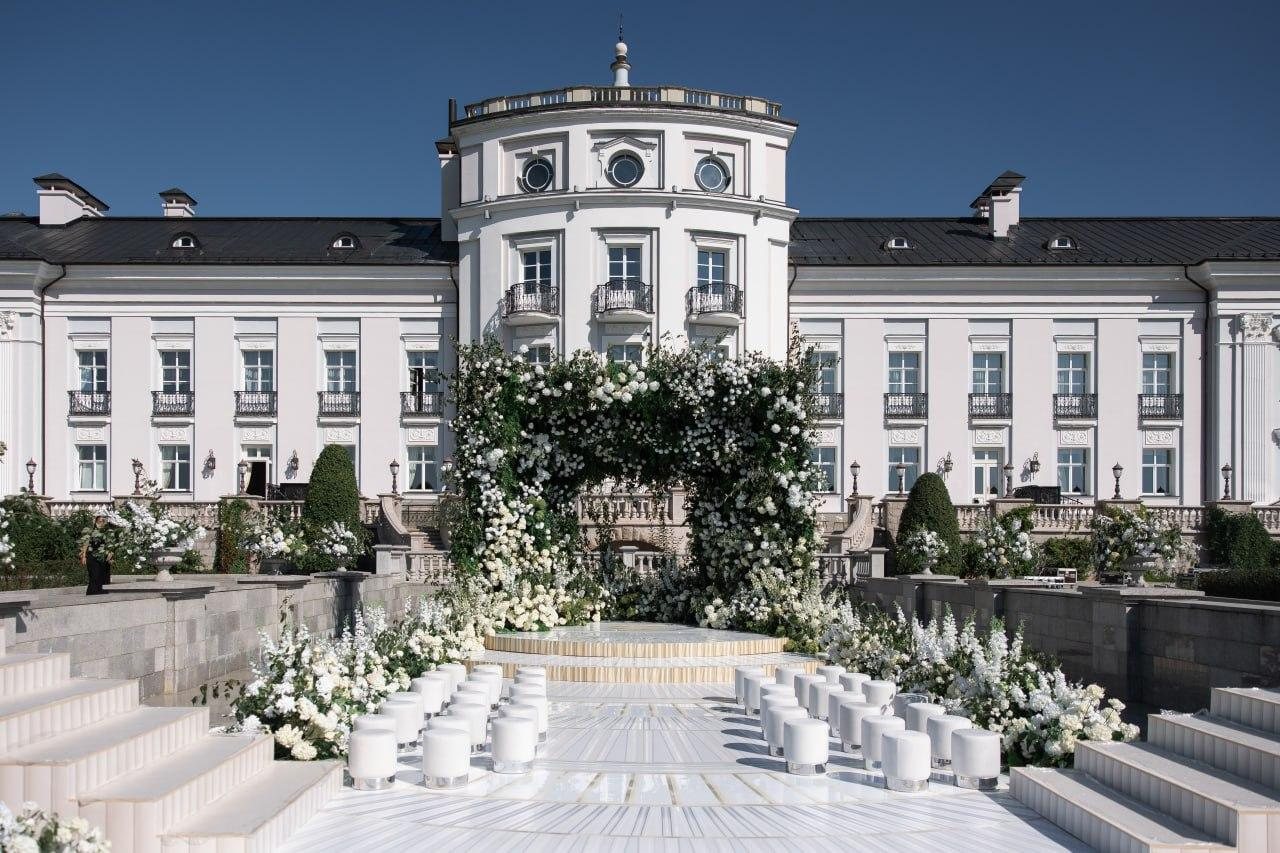 Цветочная арка у фасада Villa Michetti