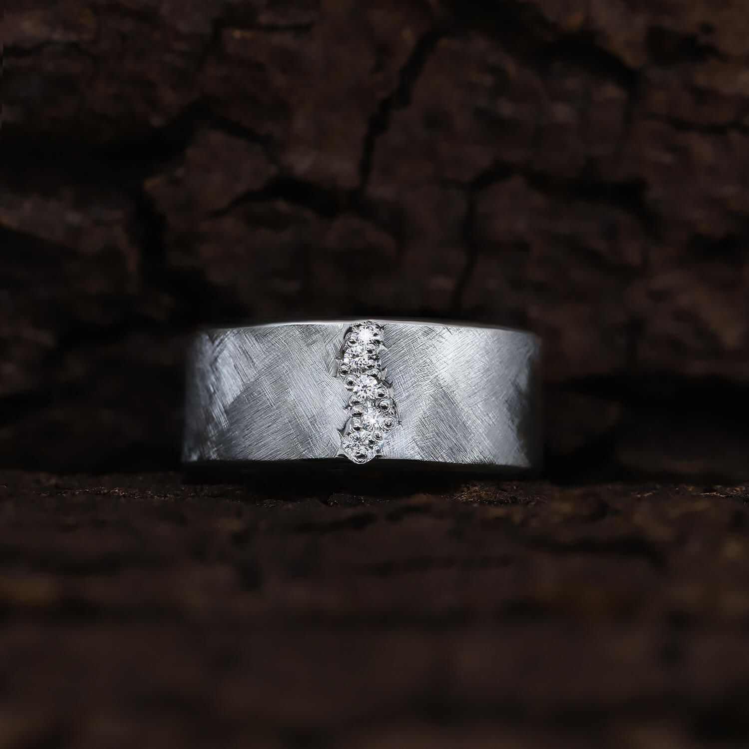 Обручальное кольцо с снежной фактурой и бриллиантами.