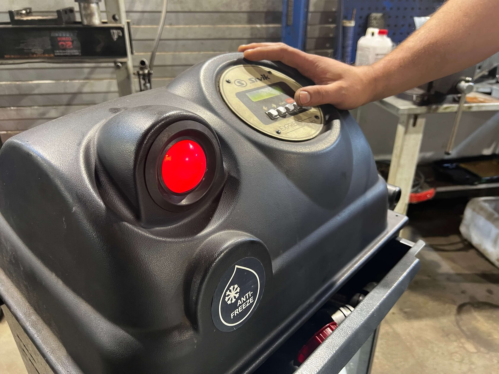 Аппаратная замена антифриза Renault успешно выполнена