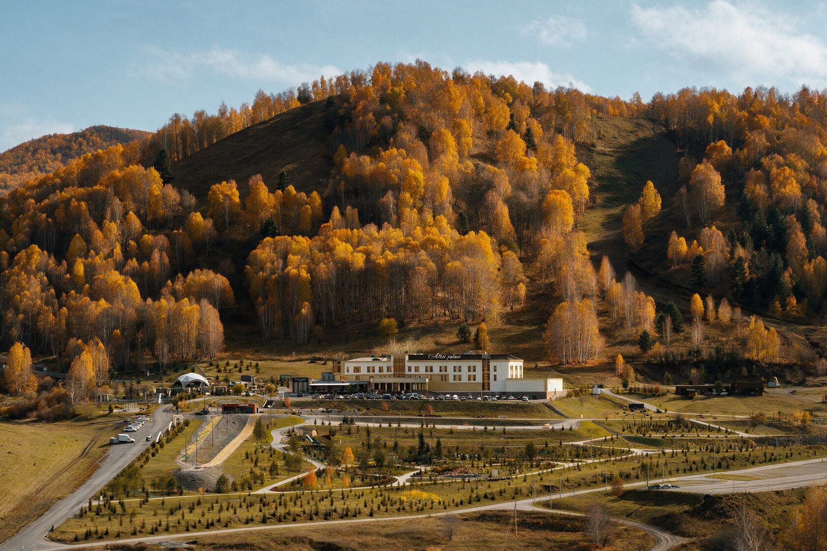 Отель Altai Palace на Алтае золотой осенью