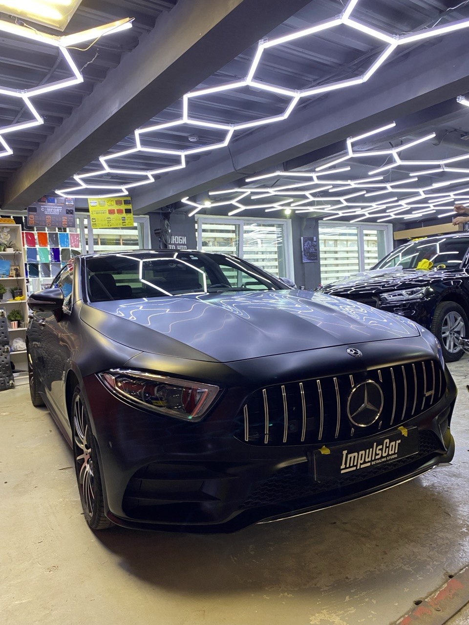 Mercedes-Benz с тёмным кузовом в мастерской ImpulsCar