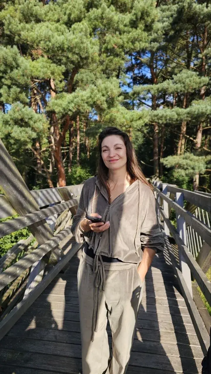 Екатерина на деревянной лестнице среди сосен