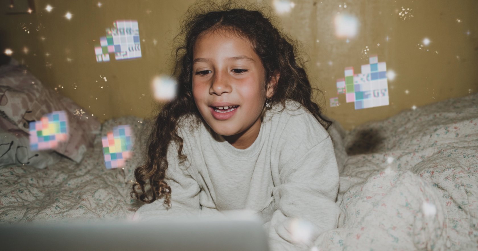 Niño frente a la computadora, imaginando y creando. A su alrededor flotan personajes de videojuegos y fragmentos de código que representan su mundo de ideas.