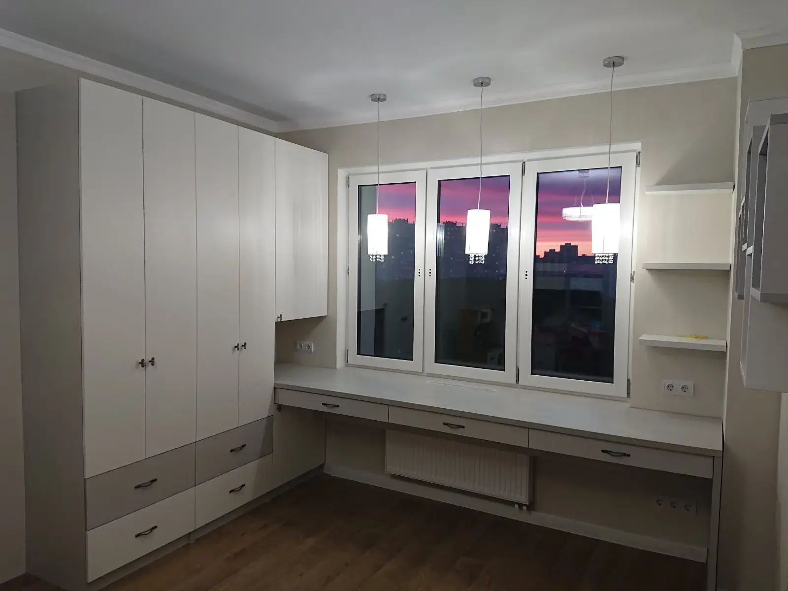 Рабочая зона с письменным столом у окна на заказ в Сургуте