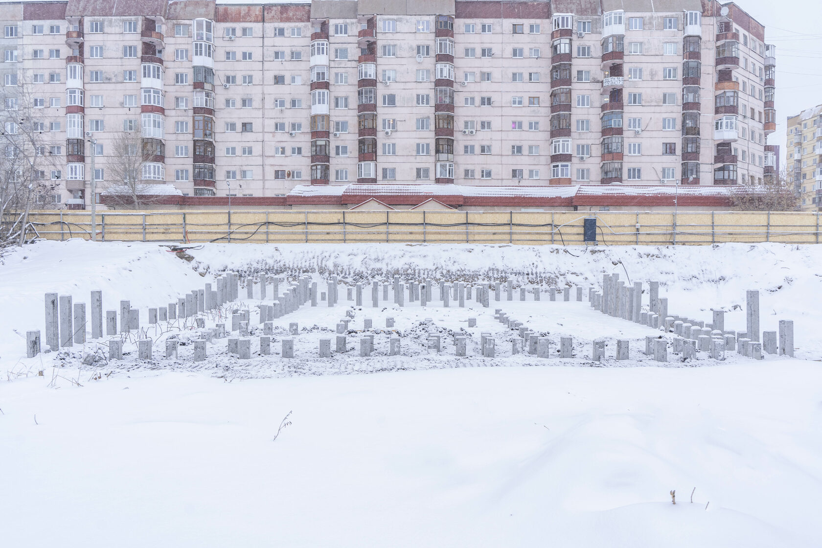 Брусника застройщик тюмень. Дом у озера брусника. Дом у озера Тюмень. Вид на пятиэтажки. Квартал Октябрьский Тюмень брусника.