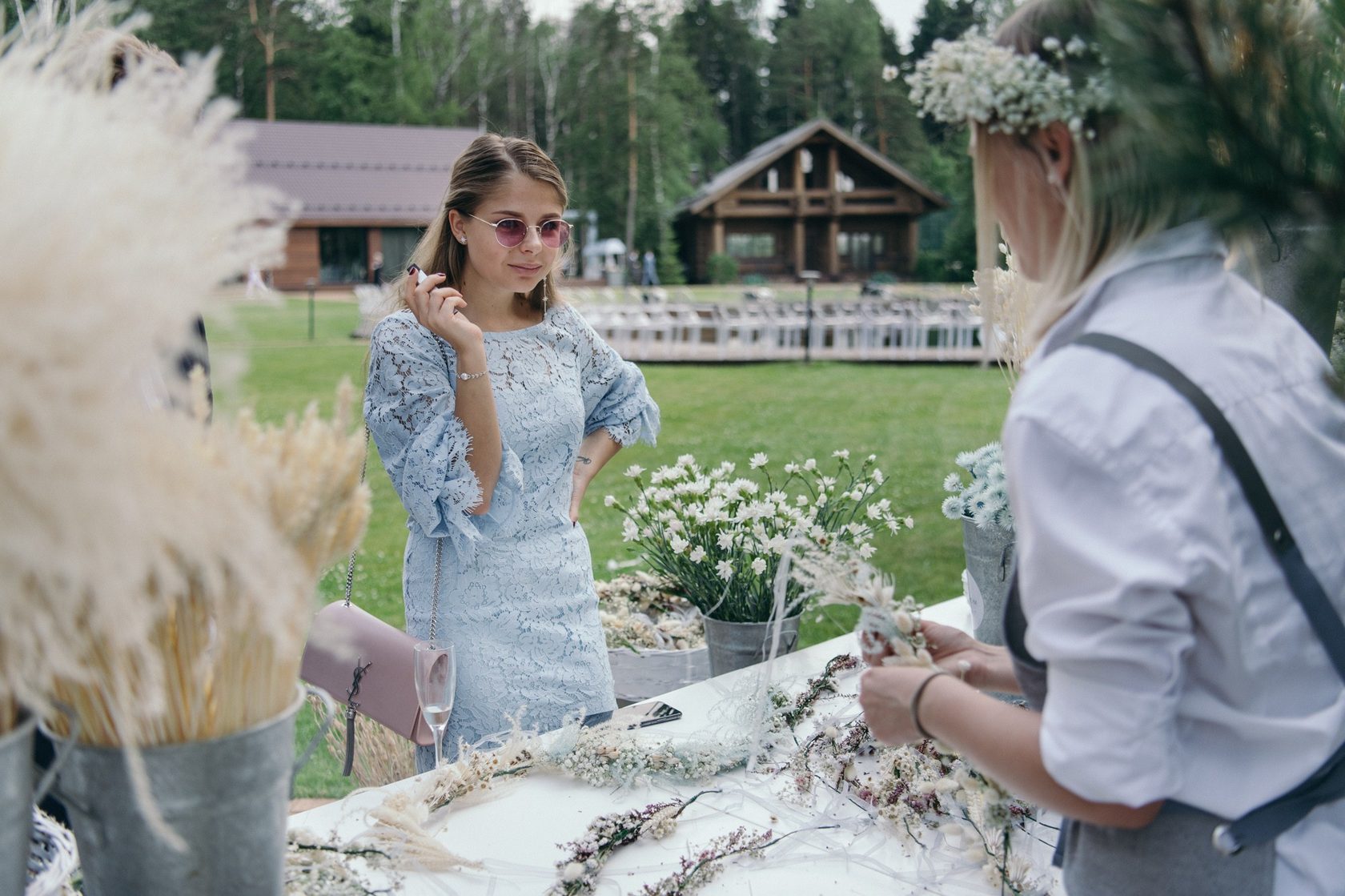 Оформитель. Свадебный декоратор профессия. Фотосессия декоратора. Девушка декоратор. Дизайнер декоратор мероприятий.