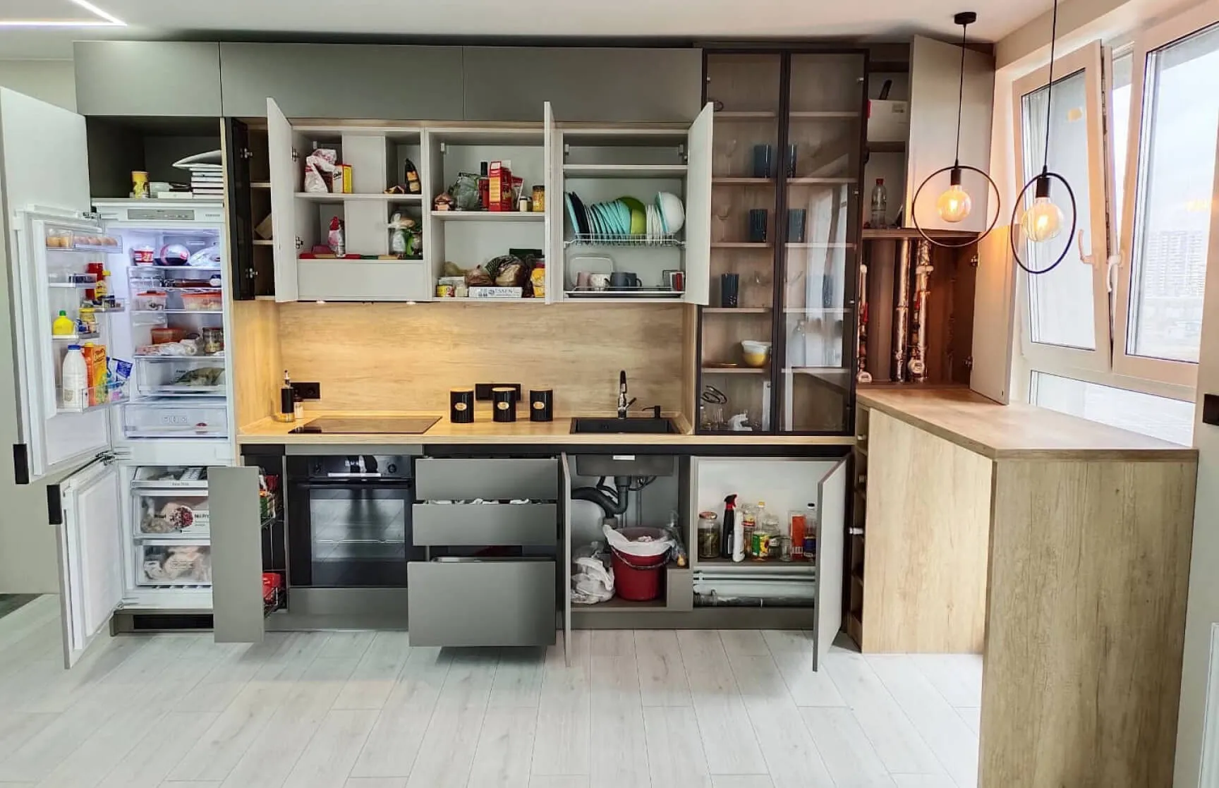 Кухня на заказ в современном стиле: пластик, алюминий и профиль Gola 4