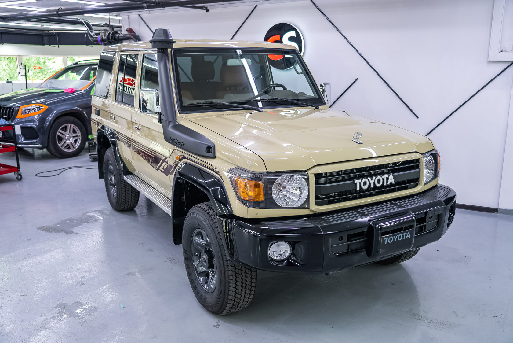 Оклейка Toyota Land Cruser 70 антигравийной пленкой