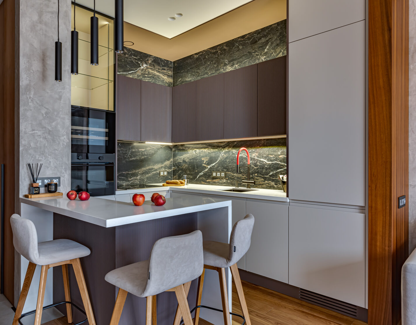 Стильная и функциональная кухня с элегантными фасадами и продуманной организацией пространства. Идеально для вашего комфорта и вдохновения!