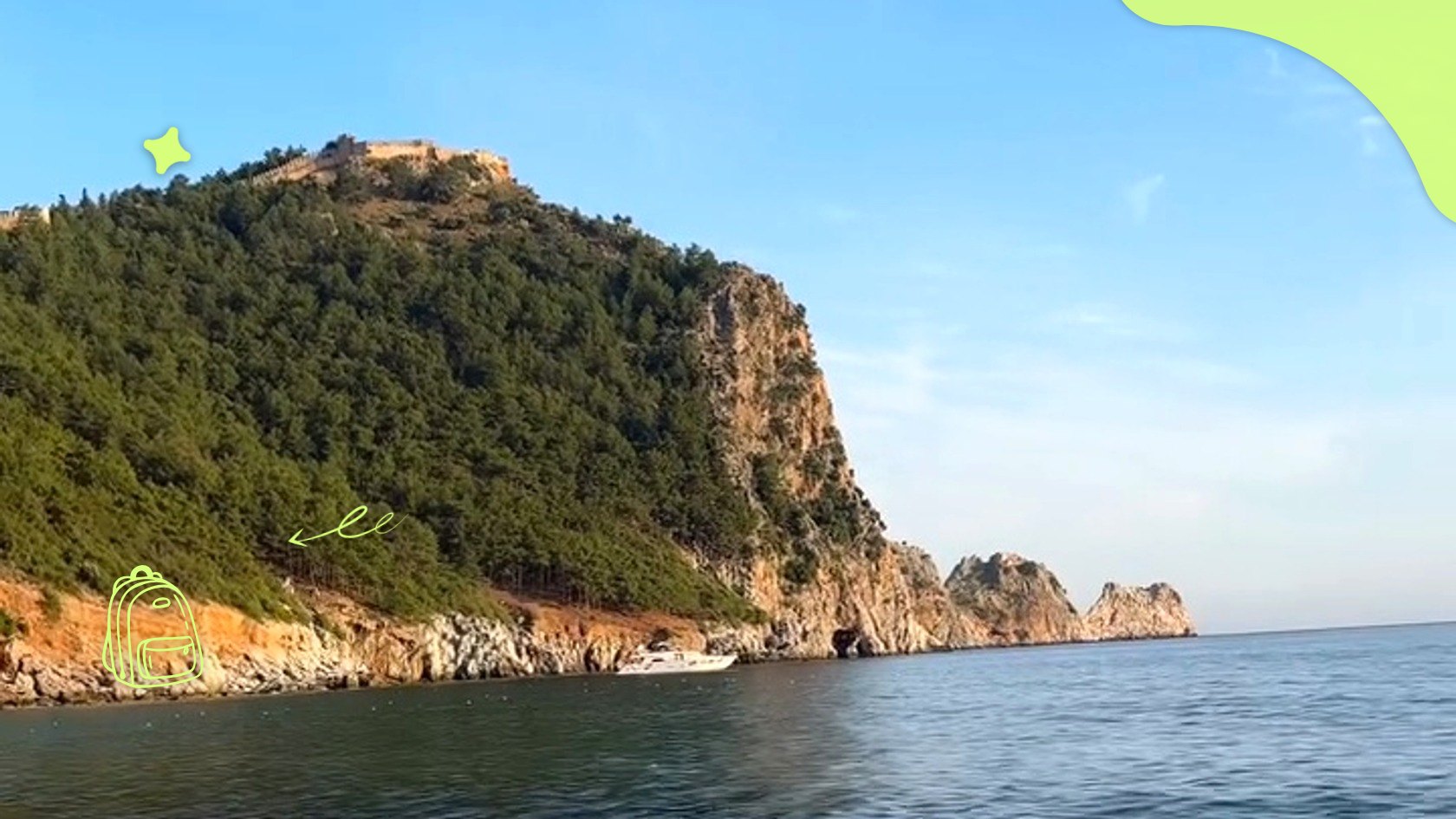 Скеля з фортецею Аланії над морем, вид з пляжу Клеопатри